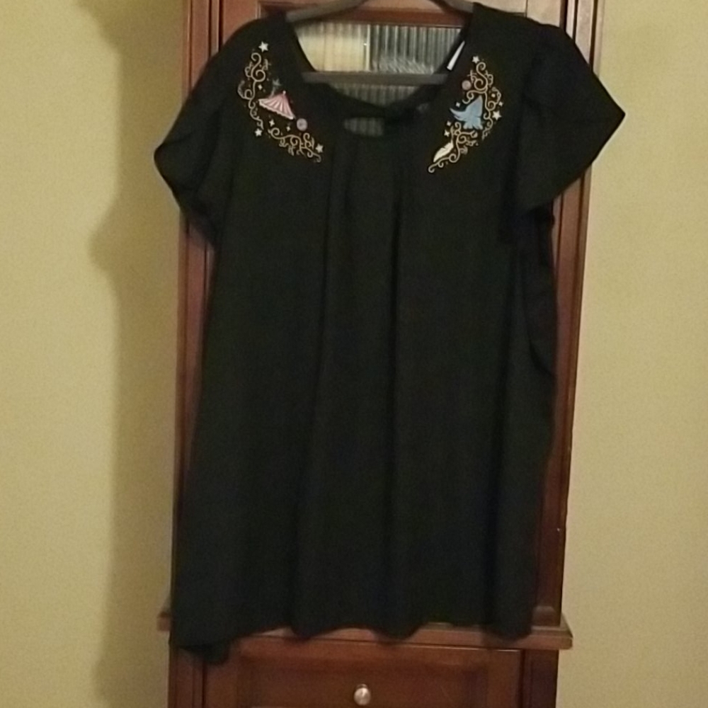 Black top with cap sleeves, with Dumbo